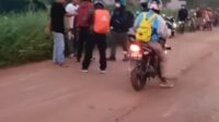 Pengendara Motor Terpeleset ,Tokoh Masyarakat Minta Galian Tanah Tidak Memiliki Perizinan Harus Ditutup
