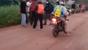 Pengendara Motor Terpeleset ,Tokoh Masyarakat Minta Galian Tanah Tidak Memiliki Perizinan Harus Ditutup