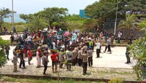 Ratusan Warga Bayah Geruduk Pabrik PT. Cemindo Gemilang