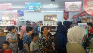 Alfamart Bojong Manik Diserbu Emak-Emak