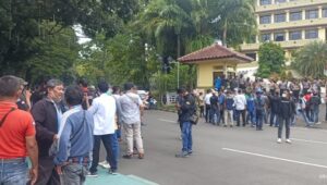 Dugaan Penghinaan Oleh Oknum Kades Warnakerta, Ratusan Wartawan Dan LSM Geruduk Kantor Bupati Tangerang