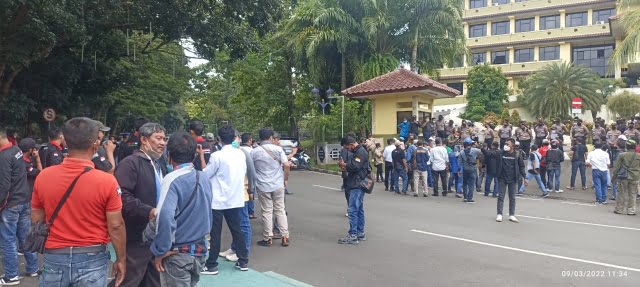 Photo : Ratusan Wartawan Dan LSM Datangi Kantor Bupati Tangerang Tuntut Proses Oknum Kades (09/03/2022))