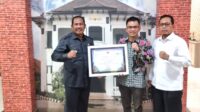 Plt Bupati Bekasi Serahkan Penghargaan Menteri Pariwisata Ekonomi Kreatif Kepada Pengelola Desa Wisata Hegarmukti