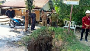 Bahayakan Pengguna Jalan, Lubang Menganga Di Jalan Penghubung Komperta Pendopo-Talang Pipa Diperbaiki