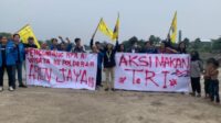 PC PMII Kota Bekasi Bersama warga Polder Aren Jaya Lakukan Aksi Demo Makan Teri