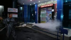 Polrestabes Bandung Lakukan Penyemprotan Disenfektan Gedung Pelayanan SIM