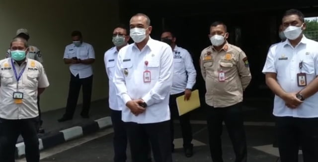 Foto : Bupati Tangerang Menerima Perwakilan Wartawan Dan LSM Di Halaman Kantor Bupati (09/03/2020)