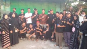 Berbagi Terhadap Sesama, Ormas LAPBAS Bagikan Ratusan Takjil Di Jalan Raya Daon-Kukun