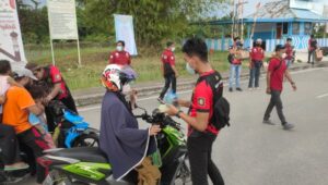 SAT RESKRIM POLRES SORONG SELATAN BERBAGI TAKJIL DI JALANAN
