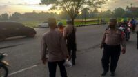 Berkah Ramadhan, Polsek Teminabuan bersama Polsubsektor jajarannya berbagi takjil  kepada pengendara