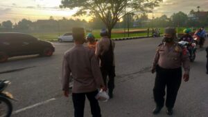 Berkah Ramadhan, Polsek Teminabuan bersama Polsubsektor jajarannya berbagi takjil  kepada pengendara