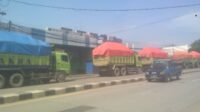Pengguna Jalan Raya Serang Keluhkan Mobil Truck Parkir Sembarangan