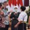 Menaker Ida Fauziyah, Menperin Agus Gumiwang Kartasasmita, Menteri KP Sakti Wahyu Trenggono, dan Menlu Retno Marsudi berbincang sebelum Sidang Kabinet Paripurna, Selasa (05/04/2022), di Istana Negara, Jakarta. (Foto: Humas Setkab/Agung)