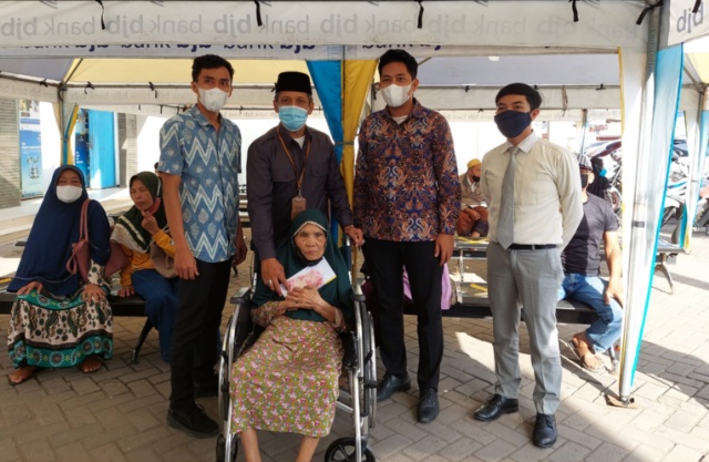 Kepala Desa Gembong (Tengah) Menyalurkan Bantuan BLT DD Kepada 180 Warga Miskin Melalui Bank BJB