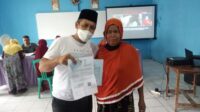 H Nurjen, Kades Gembong Balaraja Pantau Langsung Pembagian BLT Migor Dan BPNT