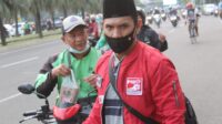 Berbagi di Bulan Ramadhan 1443H, PSI DPC Pondok Aren Bukber dan Bagikan Takjil di Jalan
