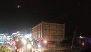 Waduh, Mobil Dump Truk Terobos Jalan Kawasan Penduduk Petikus Cikande