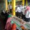 Foto: Kadinsos saat mencicipi kue cucur
