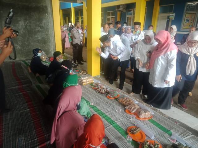 Foto: Kadinsos saat mencicipi kue cucur