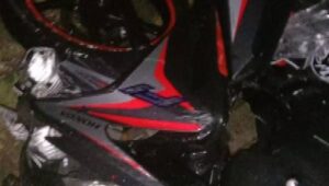 Diduga Minim Lampu Penerangan Dan Banyaknya Parkir Liar, Pengendara Roda Dua Tabrak Mobil  Sedang Terparkir