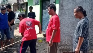 Peduli Lingkungan, Ormas PBB RJM Kerja Bakti Bersihkan Sampah Dan Perbaiki Jalan Berlobang