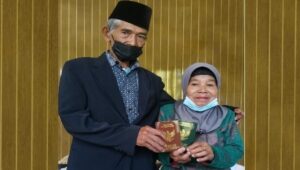 Pasangan Pengantin Tertua, Kakek Berusia 93 Tahun Menikah Fasih Saat Ijab Kabul