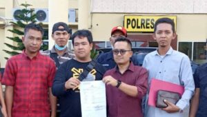 Puluhan Wartawan Didampingi LBH Pali Kawal Pelaporan Dugaan Penganiayaan Oleh Oknum Kades Tanjung Kurung