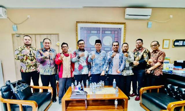 Sekjen MUI Pusat, DR. Amirsyah Tambunan. MM. (tengah) dan TIM ATR