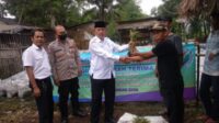 Bhabinkamtibmas Bersama Kades Koper Menyerahkan Bibit Jahe Merah Ke KUBE Tunas Harapan