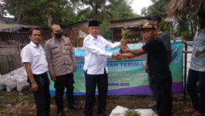 Bhabinkamtibmas Bersama Kades Koper Menyerahkan Bibit Jahe Merah Ke KUBE Tunas Harapan