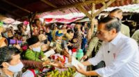 Presiden Bagikan Bansos dan Cek Harga Minyak Goreng di Pasar Baros