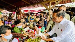 Presiden Bagikan Bansos dan Cek Harga Minyak Goreng di Pasar Baros