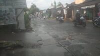 Butuh Perbaikan Dan Seringnya Roda Dua Terjatuh, Jalan Raya Cangkudu – Caringin Rusak Dan Bergelombang