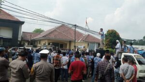 Bongkar Mafia Perizinan Badak Banten Perjuangan Kepung Kantor DPMPTSP
