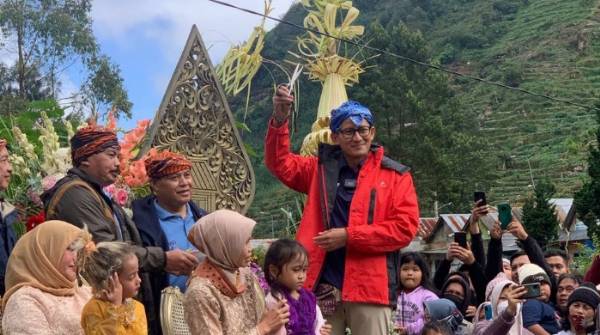 CAPTION FOTO Menteri Sandiaga Uno Fokus pada Program Unggulan ADWI yang Memberikan Dampak pada Terciptanya Lapangan Kerja dan Peningkatan Ekonomi Masyarakat