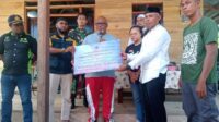Sekda Sorsel Bersama Kabag Kesra Serahkan Bantuan Keagamaan Ke Mesjid Jabal Maklit