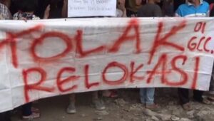 Bentang spanduk protes, Pedagang pasar Cikarang, Tolak Relokasi