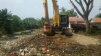 Ka UPTD Wilayah 2 Kab Bekasi Gunakan Alat Berat  Angkut 50 Ton Tumpukan Sampah di Kali