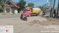 Kabel Layanan Internet Menjuntai Sampai Ke Tanah Di Pertigaan Syekh Mubarok Cisoka