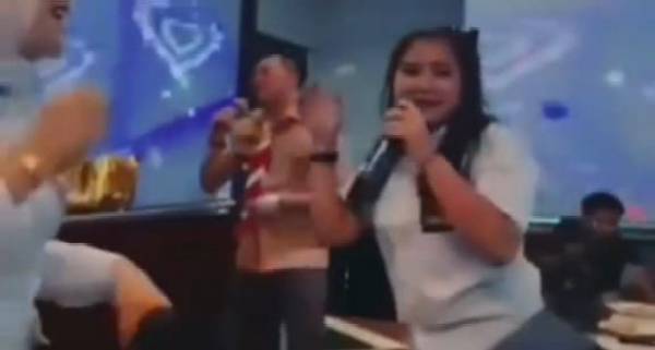 Tangkapan Layar (Screenshoot) Video Sejumlah Wanita Menggunakan Seragam SMU Di THM