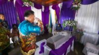 PJ Bupati Maybrat Melayat Ke Rumah Duka Kepala Kampung Isir.