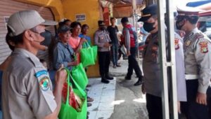 Kapolsek Setu, Bagikan puluhan paket sembako kepada warga dan Supir Angkot