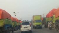 Sejumlah Dump Truck Parkir Sembarangan di Pinggir Jalan Asem Cikande, Bahayakan Pengguna Jalan
