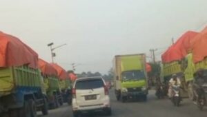 Sejumlah Dump Truck Parkir Sembarangan di Pinggir Jalan Asem Cikande, Bahayakan Pengguna Jalan