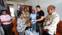 Pj Bupati Maybrat Mengunjungi Titus Arney Yang Sedang Sakit