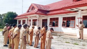 Apner Asmuruf; Seluruh Kepala Kampung Wajib Menjaga Kebersihan Kampung