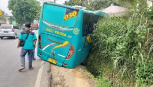 Bus Terperosok Saat Menyalip, Kasat Lantas Polresta Serang Kota Jelaskan Kronologisnya*