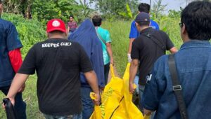Tewas Gantung Diri di Kebun, Polsek Balaraja Polresta Tangerang Evakuasi Jenazah