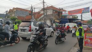 Guna Memberikan Pelayanan Kepada Masyarakat, Personel Satbrimob Polda Banten Laksanakan Gatur Lalu Lintas