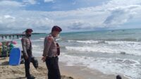 Lakukan Koordinasi Dengan Pengelola Pantai, Personel Ditpamobvit Polda Banten Pastikan Pengunjung Merasa Aman